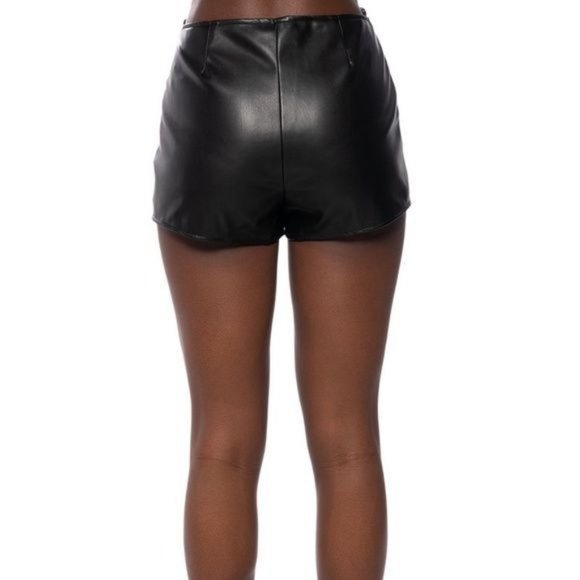 Xena Zipped & Buttered Up: Vegan Leather Shorts L XL - Picture 3 of 12